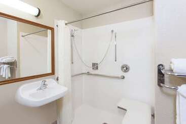 هتل Days Inn By Wyndham Carlsbad