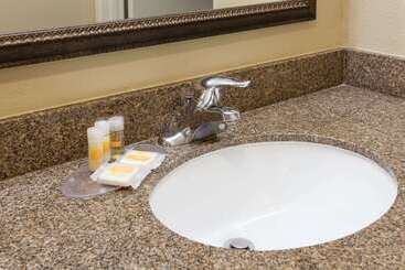 هتل Days Inn By Wyndham Carlsbad