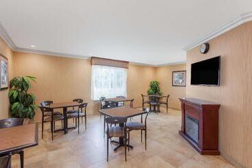 هتل Days Inn By Wyndham Carlsbad
