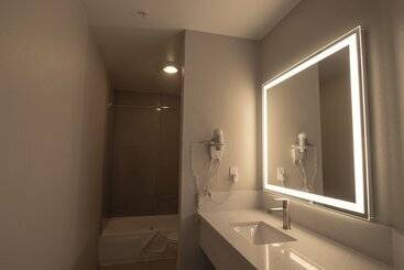 هتل Days Inn By Wyndham Carlsbad