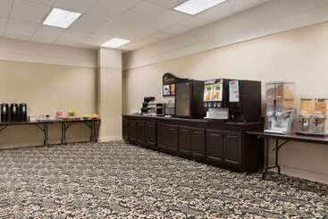 هتل Days Inn & Suites By Wyndham Sault Ste. Marie On