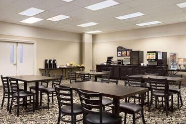 هتل Days Inn & Suites By Wyndham Sault Ste. Marie On