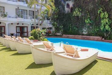 هتل Los Arcos Suites
