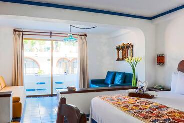 هتل Los Arcos Suites
