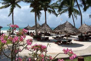 هتل Pinewood Beach Resort And Spa