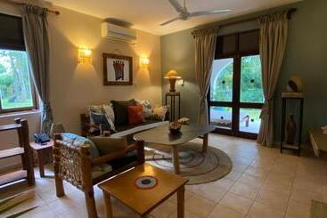 هتل Pinewood Beach Resort And Spa