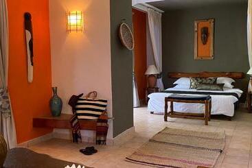 هتل Pinewood Beach Resort And Spa