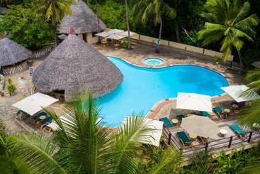 هتل Pinewood Beach Resort And Spa