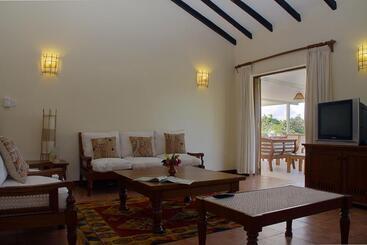 هتل Pinewood Beach Resort And Spa