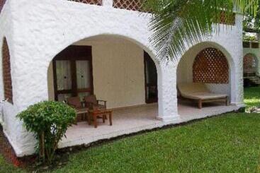 هتل Pinewood Beach Resort And Spa