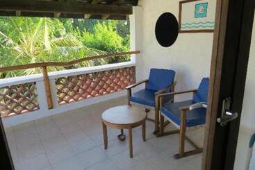 هتل Pinewood Beach Resort And Spa