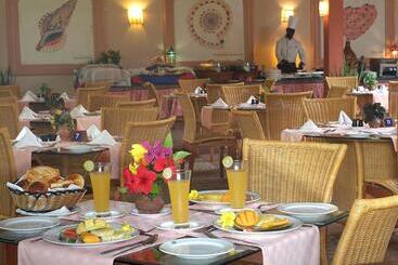 هتل Pinewood Beach Resort And Spa