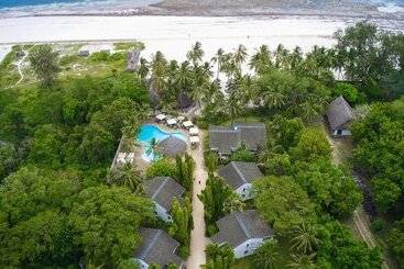 هتل Pinewood Beach Resort And Spa