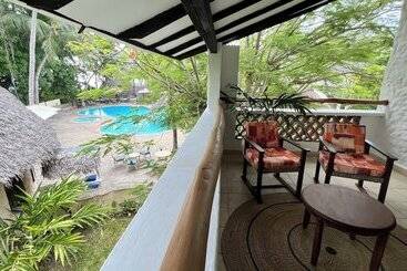 هتل Pinewood Beach Resort And Spa