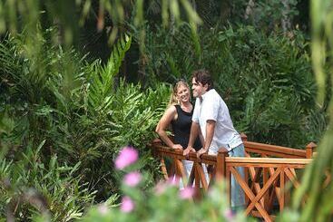 هتل Pinewood Beach Resort And Spa