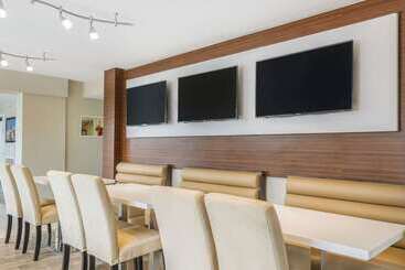 هتل Quality Inn & Suites Kissimmee By The Lake