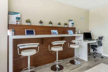 هتل Quality Inn & Suites Kissimmee By The Lake