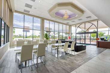 هتل Quality Inn & Suites Kissimmee By The Lake