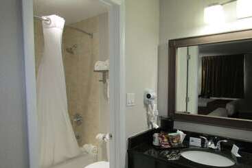 هتل Quality Inn & Suites Kissimmee By The Lake