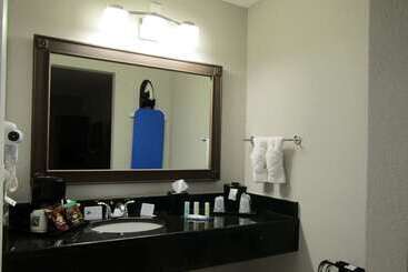 هتل Quality Inn & Suites Kissimmee By The Lake