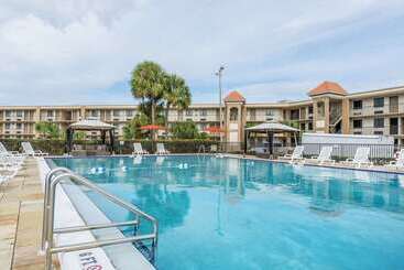 هتل Quality Inn & Suites Kissimmee By The Lake