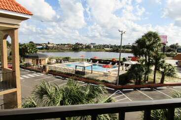 هتل Quality Inn & Suites Kissimmee By The Lake