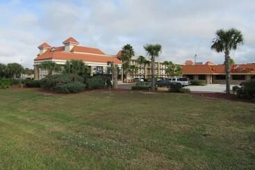هتل Quality Inn & Suites Kissimmee By The Lake