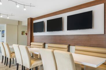 هتل Quality Inn & Suites Kissimmee By The Lake
