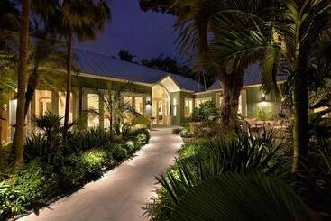 هتل The Gardens