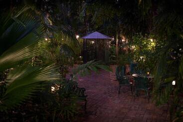 هتل The Gardens