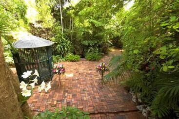 هتل The Gardens