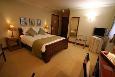 هتل Three Horseshoes Country Inn