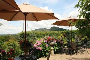 هتل Three Horseshoes Country Inn
