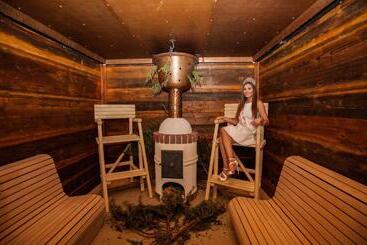 هتل Three Horseshoes Country Inn