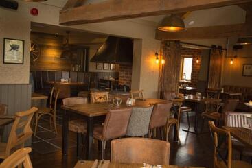 هتل Three Horseshoes Country Inn