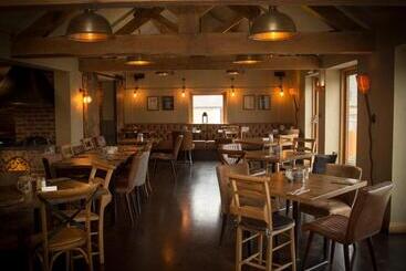 هتل Three Horseshoes Country Inn