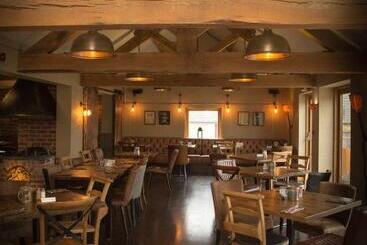 هتل Three Horseshoes Country Inn