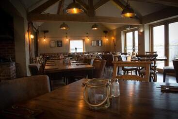 هتل Three Horseshoes Country Inn
