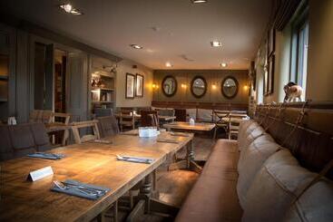 هتل Three Horseshoes Country Inn