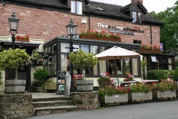هتل Three Horseshoes Country Inn