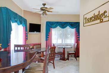 هتل Travelodge By Wyndham Lynwood