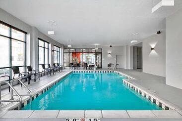 هتل Doubletree By Hilton Davenport