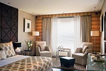هتل Taj Lands End