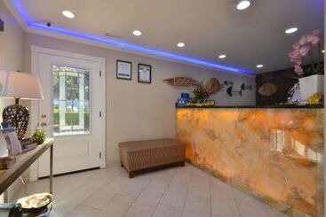 هتل Best Western The Inn & Suites Pacific Grove