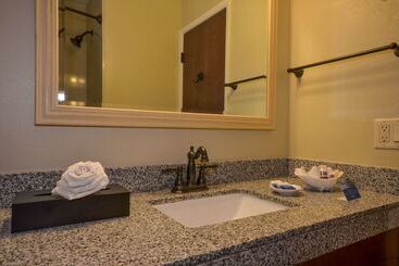 هتل Best Western The Inn & Suites Pacific Grove