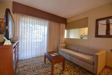 هتل Best Western The Inn & Suites Pacific Grove