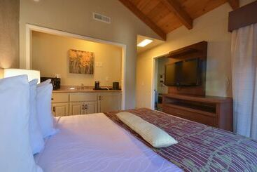 هتل Best Western The Inn & Suites Pacific Grove