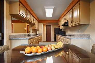 هتل Best Western The Inn & Suites Pacific Grove