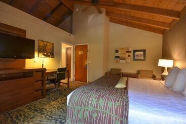 Отель Best Western The Inn & Suites Pacific Grove