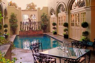 هتل Bienville House